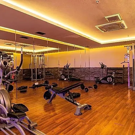 Throne & Hotel 5*